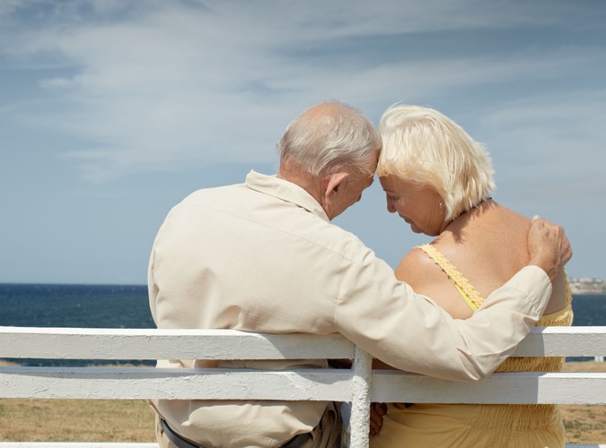 Para seniorów na plaży