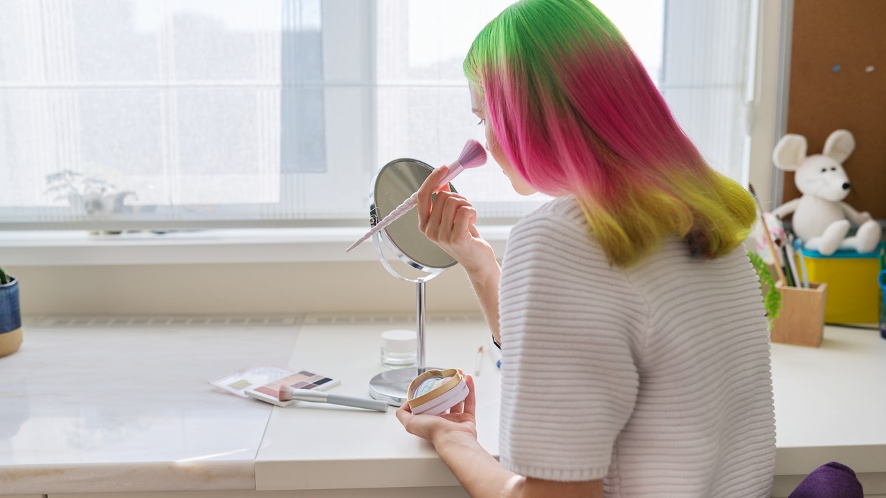 Olejek do ust w jednej ręce, modny telefon w drugiej. "Sephora Kids" to już więcej niż niebezpieczny trend