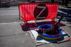 Aktywistka wykąpała się w czerwonej farbie przed ambasadą Rosji