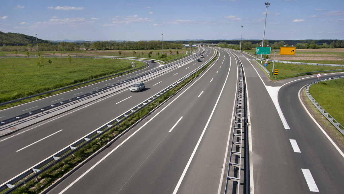 Będzie więcej bramek wjazdowych i zjazdowych na autostradzie A1 w okolicach Trójmiasta. Rozbudowa punktów poborów opłat ma zapobiec korkom, które w sezonie wakacyjnym mogą liczyć nawet kilka kilometrów.