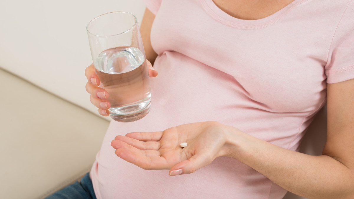 W ciągu 9 miesięcy oczekiwań na narodziny maluszka przyszła mama musi zmierzyć się z większą podatnością na choroby. Dzieję się tak m.in. dlatego, że układ odpornościowy podczas ciąży koncentruje się na ochronie płodu, osłabiając przy tym organizm mamy. Ciepłe ubrania, właściwa dieta czy unikanie miejsc, w których mogą znajdować się drobnoustroje chorobotwórcze, to jedne z najlepiej sprawdzonych sposobów zapobiegania infekcjom. Nie zawsze jednak dają one gwarancję uniknięcia choroby przez cały okres ciąży. Przeziębienie może dopaść ciężarną w najmniej oczekiwanym momencie. Przyszła mamo, czy wiesz, jak właściwie reagować, jeśli w czasie ciąży dopadnie Cię katar, ból gardła lub kaszel?