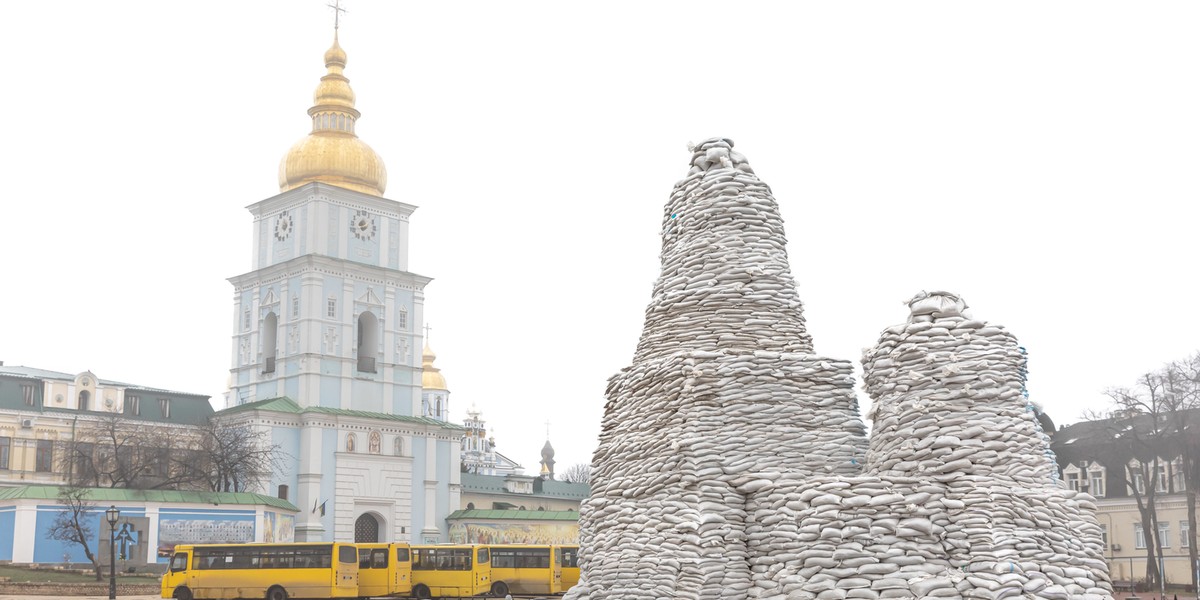 Zabezpieczone przed zniszczeniami zabytki w centrum Kijowa. Zdjęcie z 1 kwietnia.