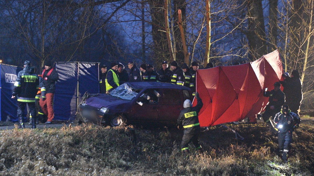 Są wyniki badań krwi pasażerów auta, które 25 grudnia ubiegłego roku wpadło do Wisłoka. U obu mężczyzn stwierdzono powyżej 1,8 promila alkoholu w organizmie. Nastolatki były trzeźwe. W wyniku wypadku zginęło pięć osób.