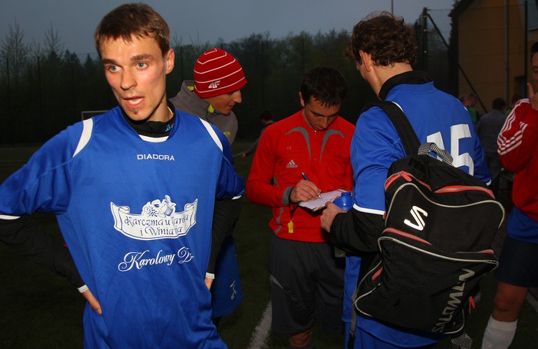 Piotr Żyła jak Donald Tusk. Też lubi haratać w gałę