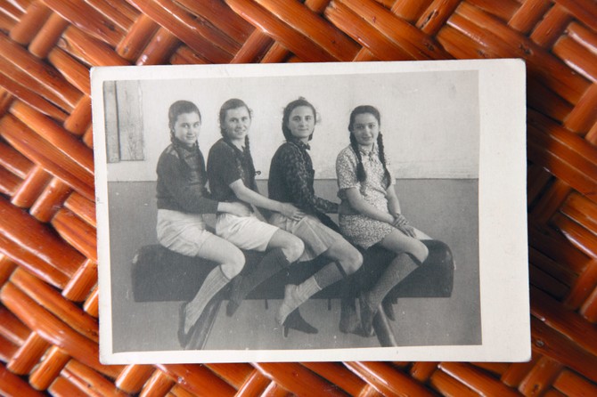 Kao 12-godišnja učenica osnovne škole na času fiskulture sa drugaricama, druga sleva