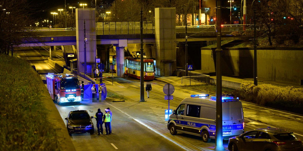 Wypadek w Łodzi. 15-latek spadł z wiaduktu na samochód.