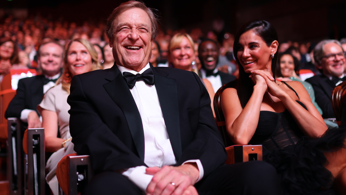 John Goodman i włoska aktorka Francesca Chillemi, członkowie jury Festival de Télévision w Monte Carlo na gali zamknięcia, 20 czerwca 2023 r.