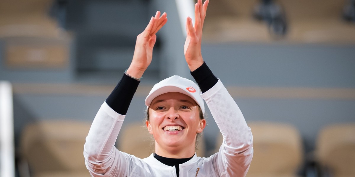 Iga Świątek po wygranej z Simoną Halep we wtorkowym ćwierćfinale French Open zainkasowała 425 250 euro. 