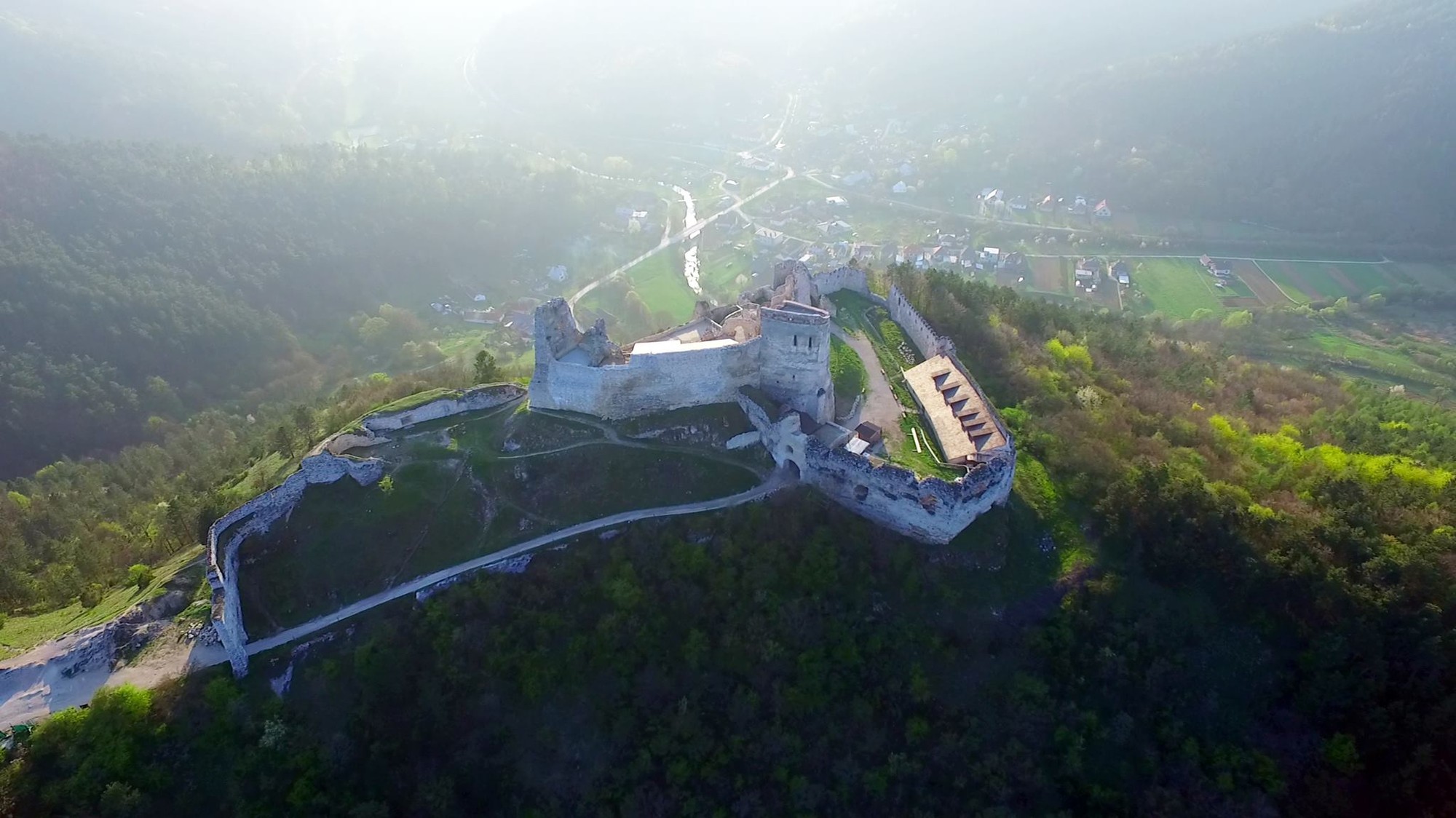 Čachtický hrad, kde má strašiť duch grófky Bátoričky.