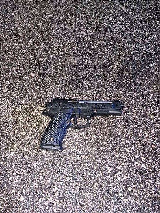 Muž so zbraňou v ruke lúpil v novinovom stánku v Topoľčanoch. 