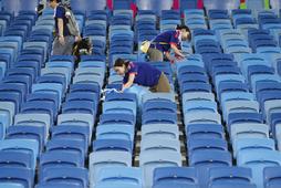 Japońscy kibice sprzątają stadion. Zdjęcie z 2014 r.