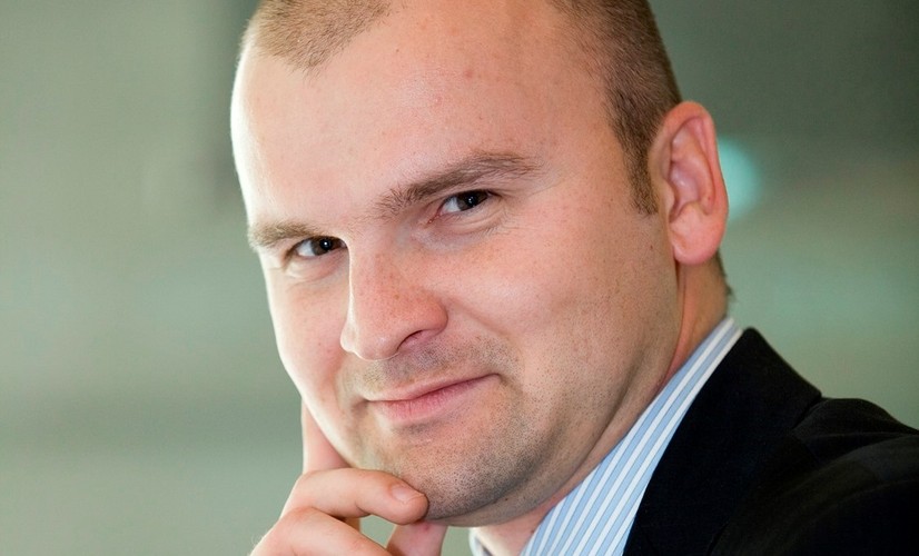 <strong>Miejsce 36. Rafał Brzoska, szef grupy Integer, właściciela InPostu</strong> 
<br /><br />
Udało mu się wyprzedzić Pocztę Polską w konkursie na przesyłki dla sądów i prokuratur, czym wywołał trzęsienie ziemi na krajowym rynku. Bo do tej pory polski operator narodowy bez większego wysiłku monopolizował obsługę sektora administracji państwowej i urzędów centralnych oraz wymiaru sprawiedliwości. Urząd Komunikacji Elektronicznej musiał się poważnie napracować, aby zminimalizować ryzyko podobnej wpadki przy okazji wyboru operatora pocztowego, który przez następne 10 lat ma świadczyć w Polsce usługę powszechną. Jeśli mimo wszystko – tak jak w przypadku sądów i prokuratur – konkurs nieoczekiwanie wygra firma Brzoski, diametralnie zmieni się sytuacja na rynku pocztowym. Przełamanie ostatniego monopolu będzie się wiązało z dużymi zwolnieniami w PP. Już teraz zapowiada ona, że tylko w tym roku w programie odejść dobrowolnych z firmą pożegna się ponad 5 tys. osób. Tymczasem Brzoska, mimo krążących na rynku plotek o trudnej sytuacji finansowej Integera, zdobywa zaufanie inwestorów i rozszerza sieć paczkomatów, które przy dynamicznie rosnącym w Polsce e-handlu cieszą się coraz większym uznaniem. (pfd)
<br /><br />