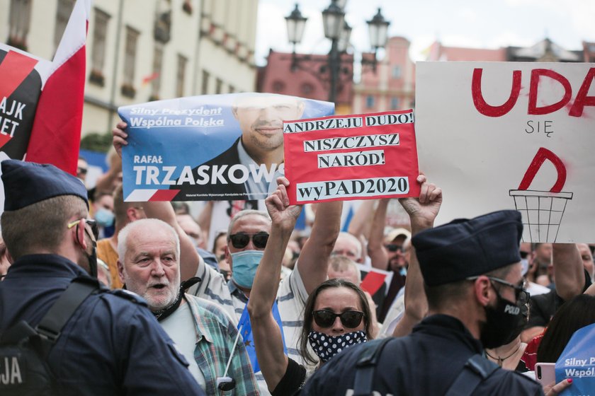 Zamieszanie przed wiecem wyborczym Andrzeja Dudy we Wrocławiu