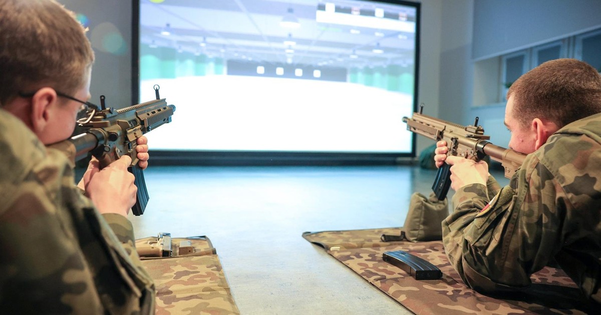 Otwarcie wirtualnej strzelnicy na Woli. Młodzież z klas mundurowych ma gdzie ćwiczyć