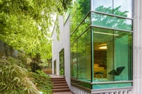 Jak prostota formy i naturalne materiały tworzą ponadczasowy design