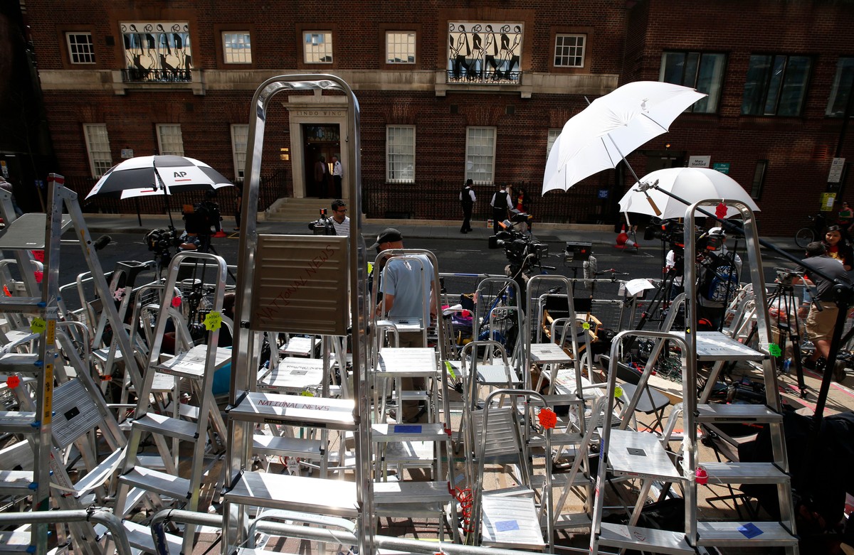 Obóz dziennikarski przed szpitalem, w którym rodzić będzie księżna Kate