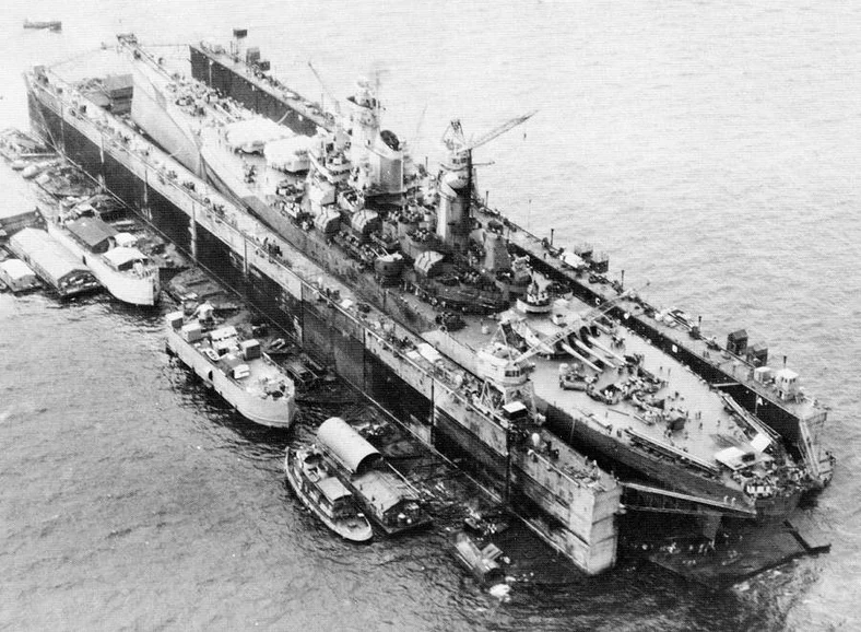 Okręt USS Iowa w suchym doku w bazie wojskowej Ulithi