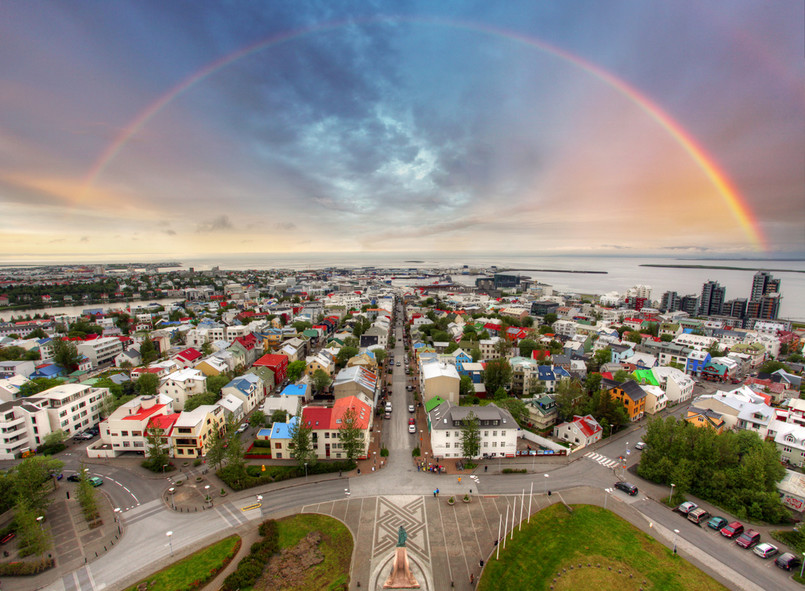 Reykjavík - stolica Islandii Stolica nie posiada międzynarodowego lotniska. Jednak po przylocie oddalonego od niej o 50 km Keflaviku, to właśnie tam skierujemy nasze pierwsze kroki. Reykjavik zamieszkuje 150 tys. z czego 15 % to... Polacy, którzy stanowią najliczniejszą mniejszość narodową na Islandii.