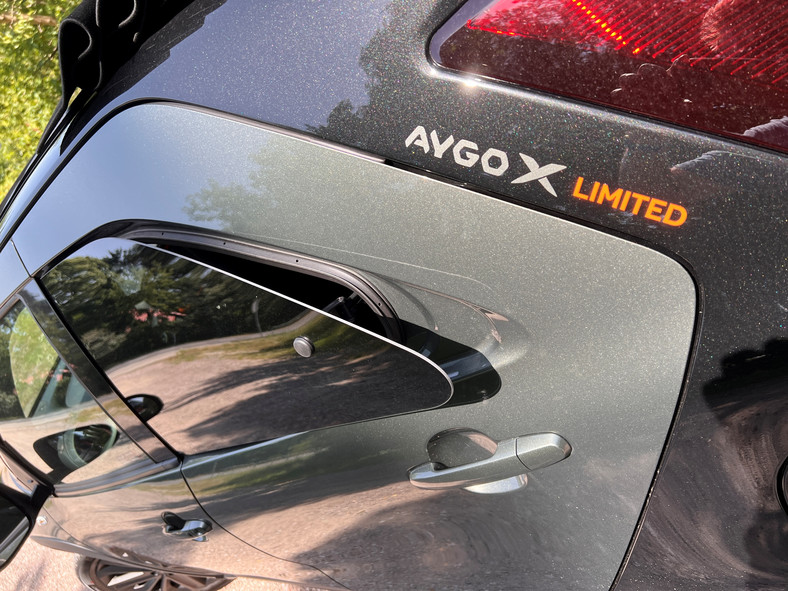 W Toyocie Aygo X tylne boczne szyby są jedynie odchylane. To żaden problem, bo klimatyzacja jest standardem, a i tak na tylnej kanapie w takich samochodach rzadko kto podróżuje.