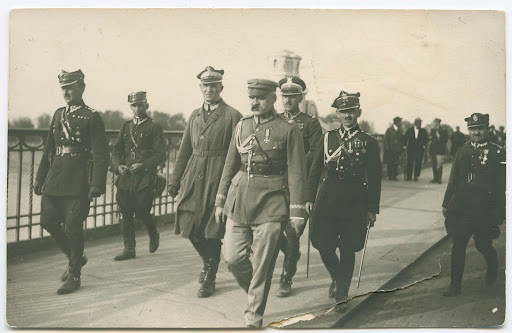 Warszawa, 12 maja 1926. Marszałek Józef Piłsudski przed spotkaniem z prezydentem Stanisławem Wojciechowskim na moście Poniatowskiego.