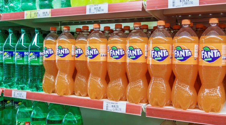 Fanta narancs a polcokon, még naranccsal a logóban