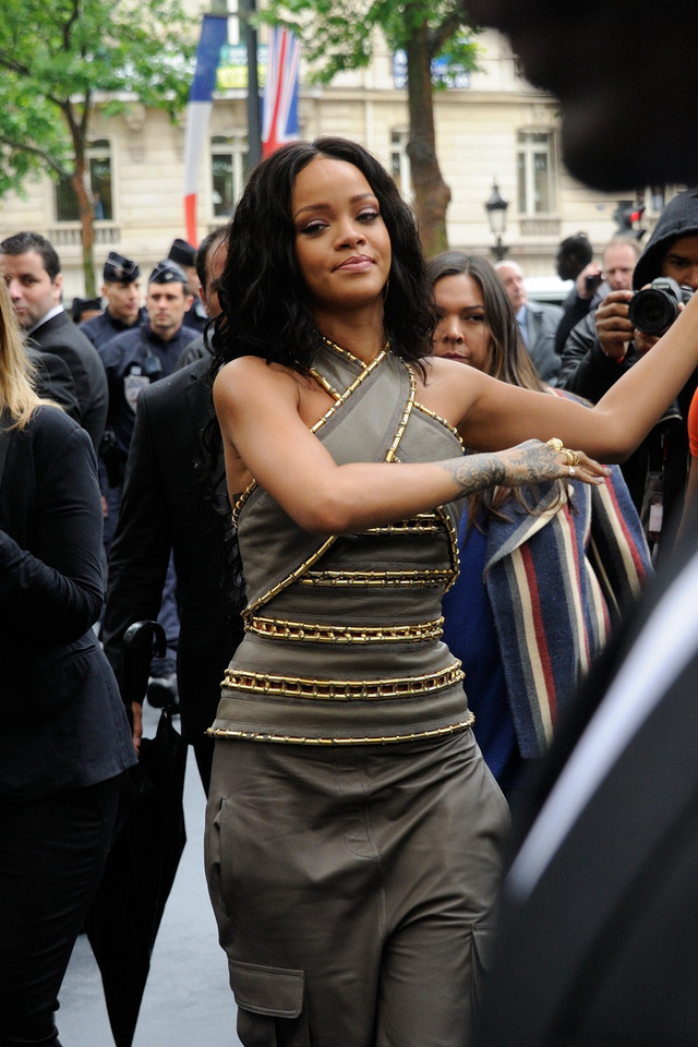 Rihanna  tym razem … w bojówkach
