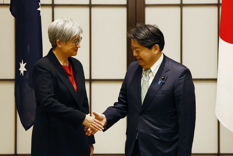 Minister spraw zagranicznych Australii Penny Wong z ministrem spraw zagranicznych Japonii Yoshimasa Hayashim podczas spotkania w Tokio, 9 grudnia 2022 r. 