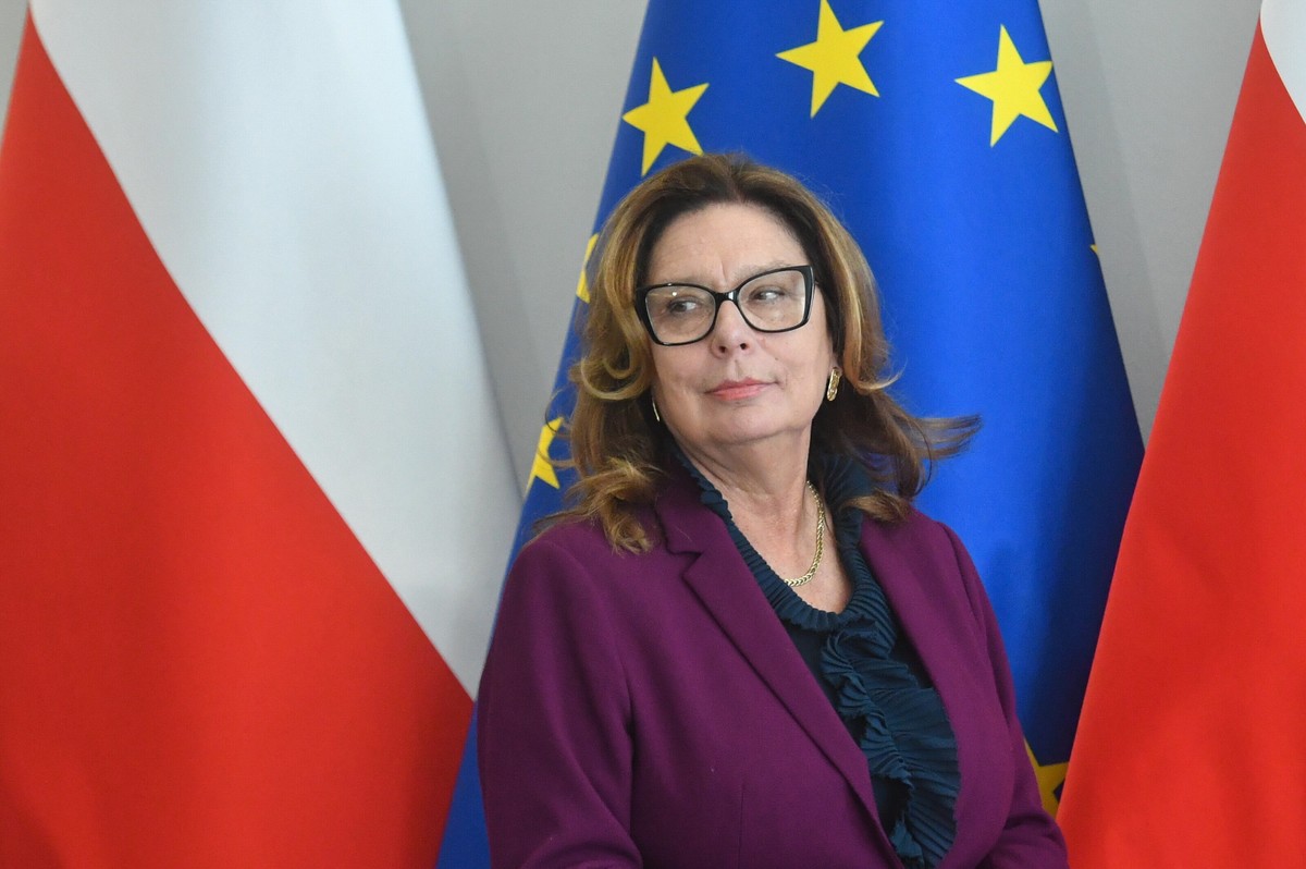 Marszałek Senatu Małgorzata Kidawa-Błońska podczas briefingu prasowego z udz. wiceprezesa Związku Polaków na Białorusi Marka Zaniewskiego w Senacie w Warszawie