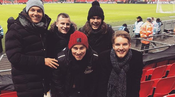 Sallói Dániel (balra), a Sporting Kansas City labdarúgója a barátaival a Tottenham–Burnley meccsen is járt /Fotó: Instagram