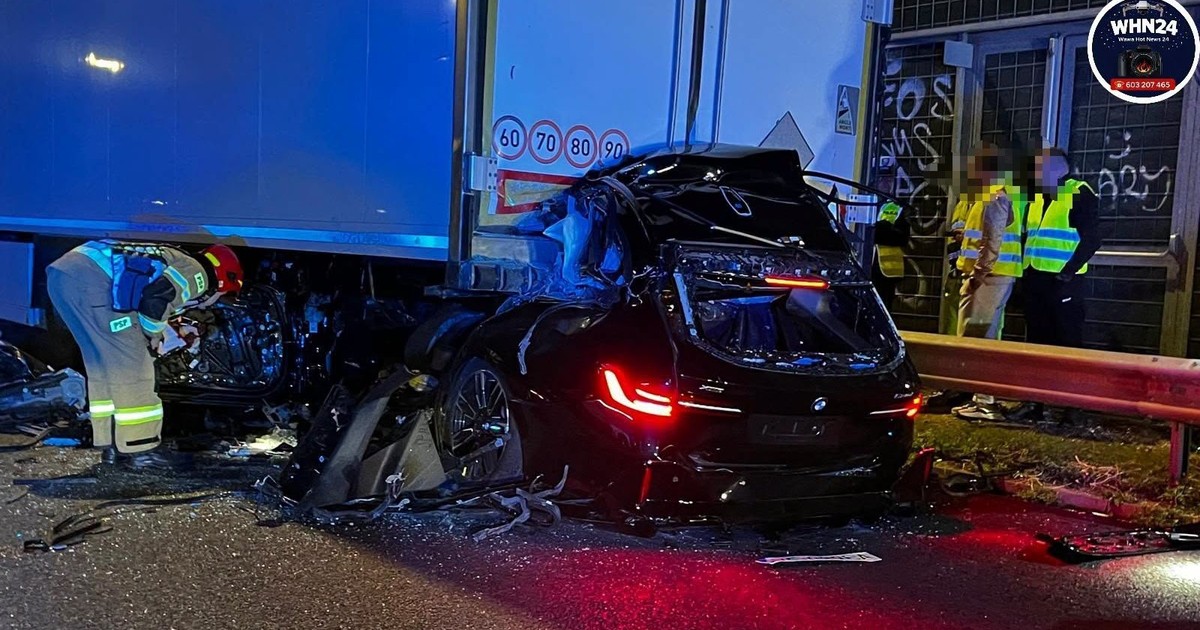 Kierowca BMW nie miał szans na przeżycie. "Samochód znalazł się pod naczepą"