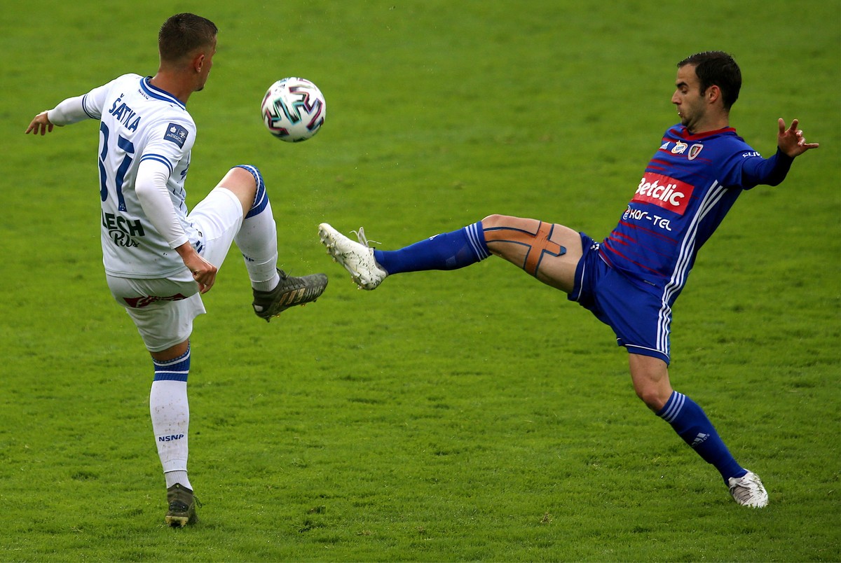 Piłkarz Piasta Gliwice Jorge Felix (P) i Lubomir Satka (L) z Lecha Poznań podczas meczu grupy mistrzowskiej Ekstraklasy