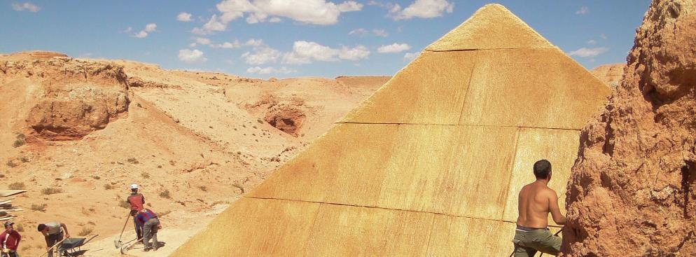 <strong>Piramida</strong>
<br></br>
Grupa egiptologów odkrywa piramidę zakopaną w piaskach pustyni. Badając jej wnętrze gubią się w labiryncie podziemnych korytarzy i odkrywają, że w piramidzie kryją się niesamowite istoty, które zaczynają na nich polować. (opis dystrybutora)
<br></br>
Reżyseria: Grégory Levasseur | Kraj produkcji: USA | Czas trwania: 89 minut
<br></br>