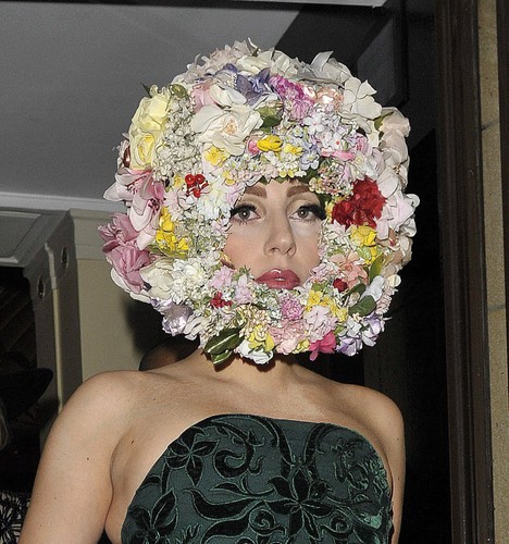 2. Piosenkarka Lady Gaga
<br>
<br>
Przez ostatnie 12 miesięcy Lady Gaga wzbogaciła się o 80 mln. Mimo że piosenkarka przeszła operację biodra i musiała przerwać tournee, jej gwiazda nie zbladła. 'Wciąż jest bardzo poważnym graczem w muzyce pop. Nawet jeśli nie koncertuje, ludzie o niej mówią' - pisze redakcja 'Forbesa'.