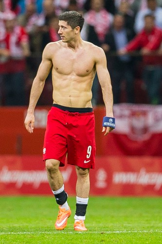 Lewandowski ma nie gorsze ciało od Ronaldo. Byłby dobrym chippendalesem? ZDJĘCIA