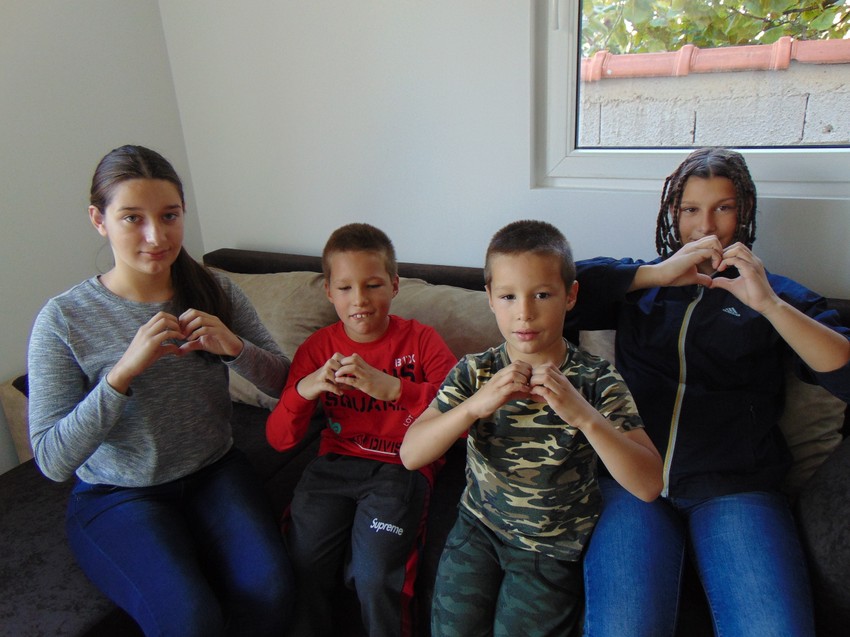 Petrovići u novoj kući u selu Žitkovac - Marija, Marko Miloš i Miljana (sleva na desno)