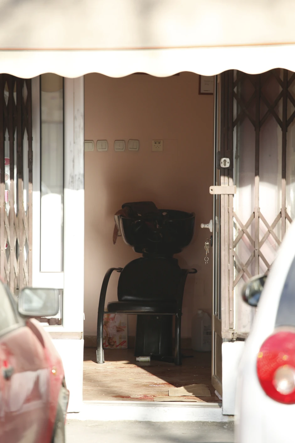 Napadač je čekao vlasnika menjačnice da uđe u salon i onda mu  pucao u leđa nakon čega je iz kase uzeo sav novac i pobegao  