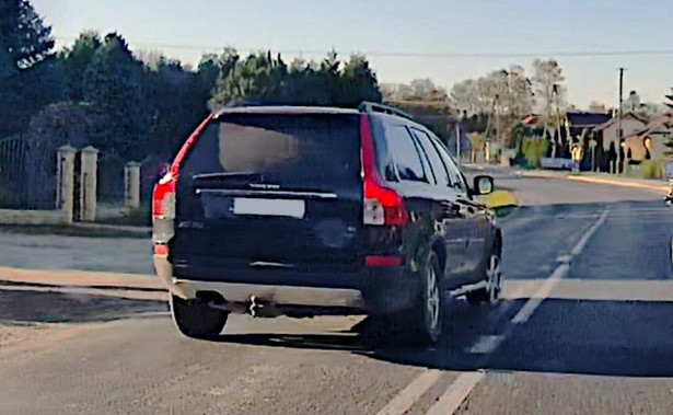 Policja w szoku. Kobieta jechała pijana z synem w Volvo bez przedniej opony