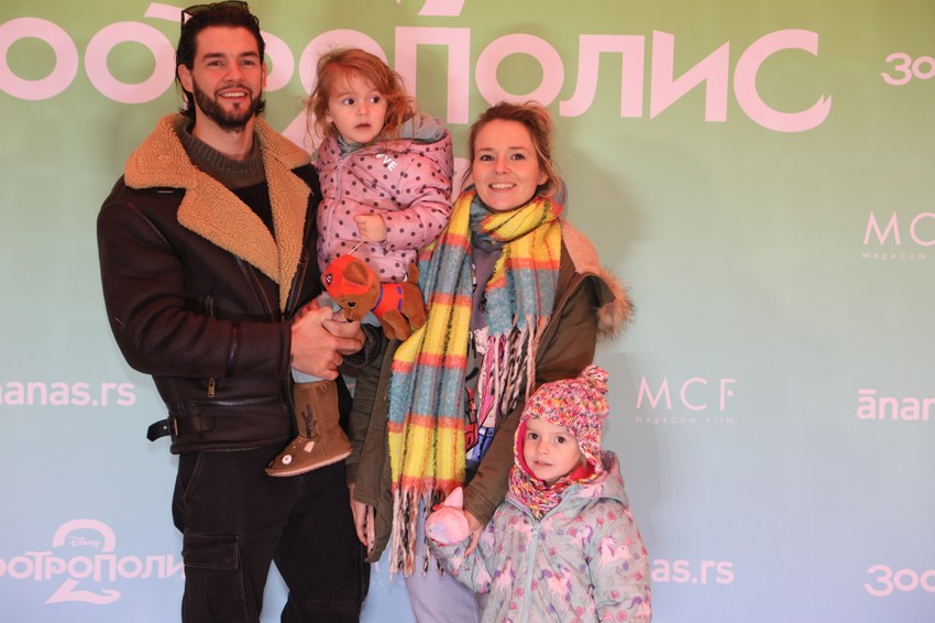 Stevan Piale sa suprugom Unom i ćerkama