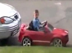 Tak parkuje mały mistrz kierownicy