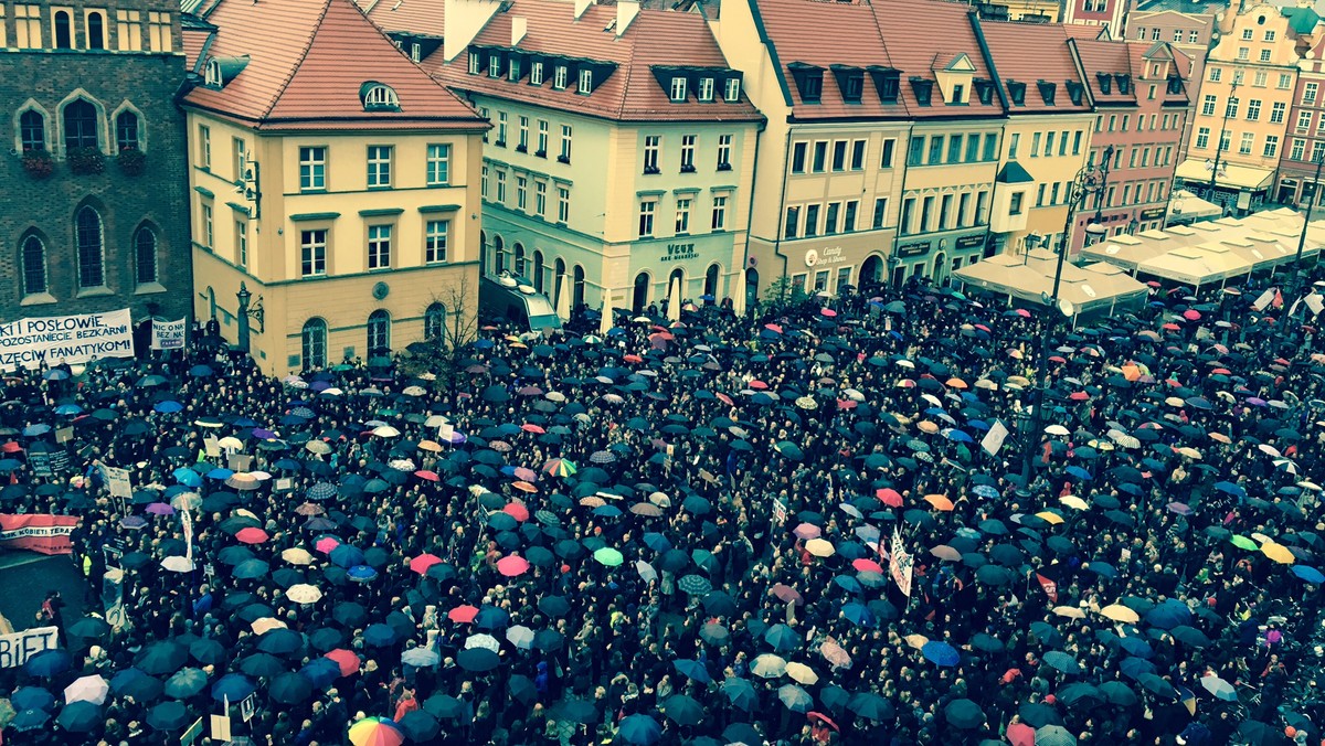 8 marca, w Dniu Kobiet, w wielu miastach Polski, w tym także we Wrocławiu, panie znów szykują demonstracje. Tym razem kobiety zamierzają wyjść na ulice, by protestować m.in. przeciwko wprowadzeniu na receptę pigułki ellaOne "dzień po". Będą się także domagać dofinansowania in vitro oraz likwidacji tzw. klauzuli sumienia.