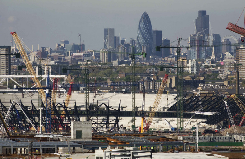 Widok na plac budowy stadionów na letnie Igrzyska Olimpijskie w 2012 roku w Londynie.