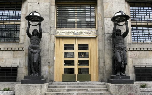 Europejski jedynak w gronie 10 państw o najwyższej stopie bezrobocia. Jako suwerenne państwo funkcjonuje od 1992 roku. Problemem kraju są skomplikowane procesy demograficzne, duże zróżnicowanie etniczne i liczne konflikty na tym tle. Najważniejszymi sektorami gospodarki Bośni i Hercegowiny są leśnictwo, górnictwo i energetyka. Kolejnym utrudnieniem na drodze rozwoju gospodarczego kraju jest bardzo słabo rozwinięta infrastruktura. Podstawowym środkiem transportu pozostaje kolej. Kraj intensywnie wykorzystuje dostępne surowce mineralne, w tym rudy żelaza, węgla brunatnego, soli kamiennej, rud cynku i ołowiu oraz azbestu. Na fot.: Bank Centralny Bośni, Srajewo