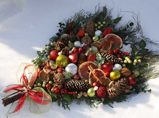Świąteczna 'miotła' - stroik udekorowany bombkami, szyszkami i suszonymi owocami, związany ozdobną kokardą. Autorka: Marta Jarosińska-Mańka
