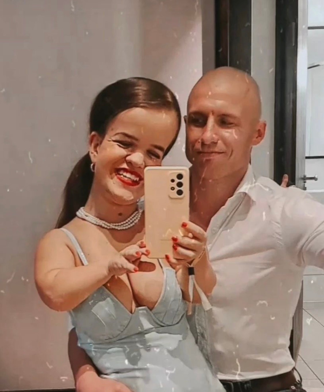 Cait meria len 111 cm, Guy je od nej o 60 cm vyšší.