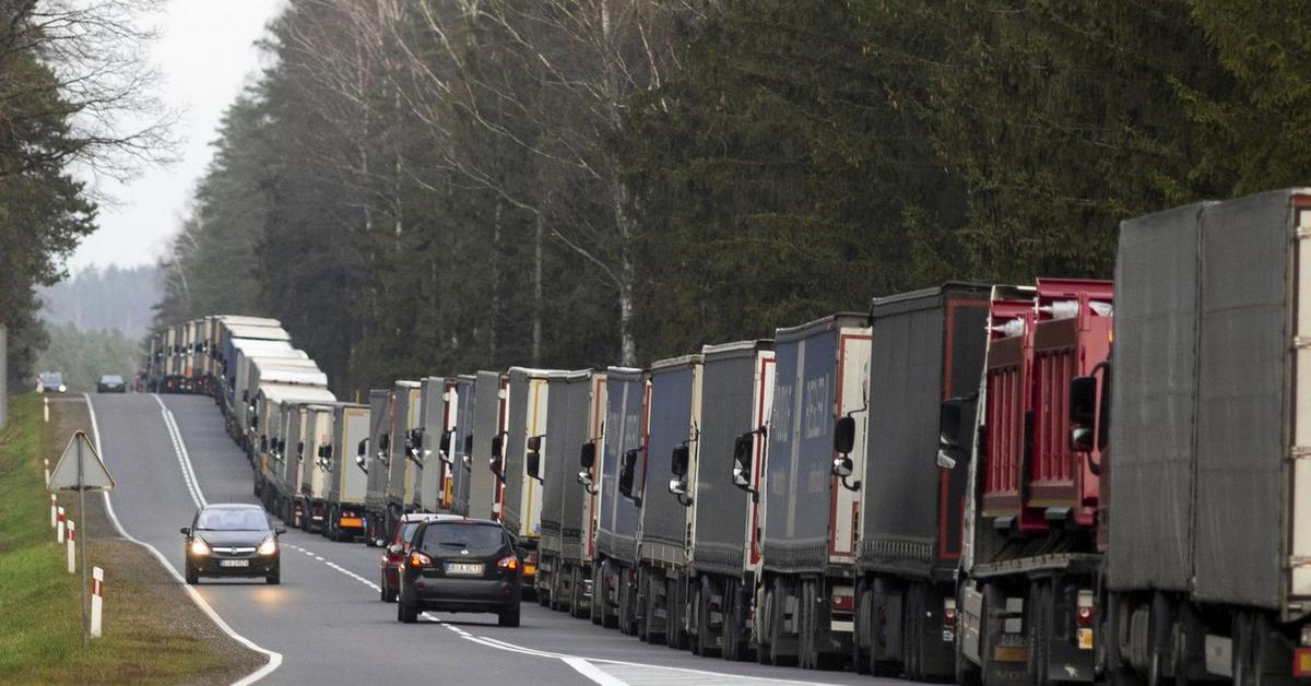 Фуры на границе с литвой. Очередь из машин на границе с польшей. Мядининкай граница. Фуры на границе с литвой. Очередь на таможне.