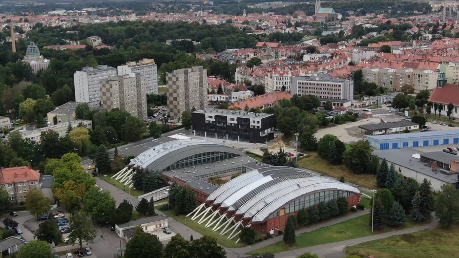 Hala Turowa Zgorzelec na tle panoramy miasta