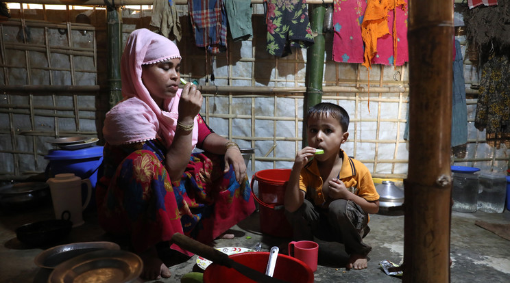 Nő és hétéves fia eszik a kutupalongi rohingja menekülttáborban