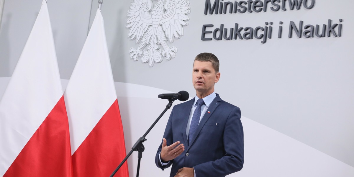 Wiceszef MEiN pytany, czy nie będzie obowiązkowych szczepień dla nauczycieli, stwierdził, że resort nie zakłada przymusowych szczepień nauczycieli.