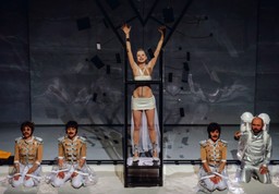 Wakar: „Y” Passiniego i hipnotyczny, i manieryczny