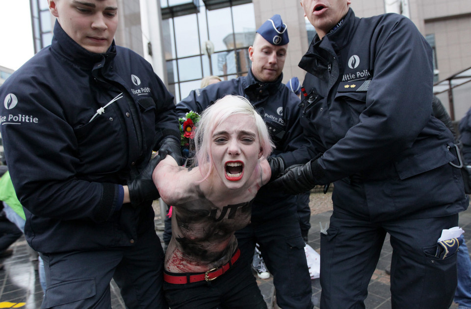 Roznegliżowany Femen protestuje mimo mrozu